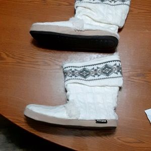 Mukluks boots W/ furry insides